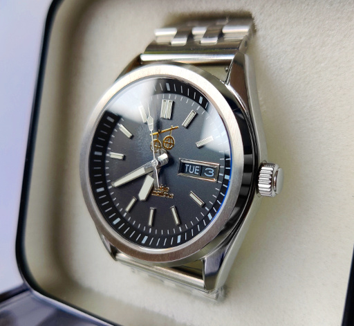 Montre FG24 avec reflets sur le verre dans une boite d'exposition noire