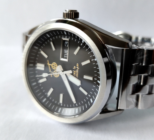 Montre FG24 sur fond blanc, des reflets sont visibles sur son verre