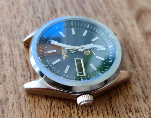 Montre FG24 sans bracelet, posée sur une surface en bois
