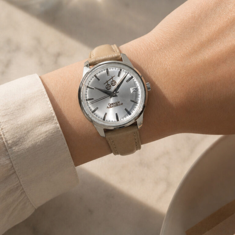 Montre MG24 portée sur un poignet féminin, dans un lieu ensoleillé