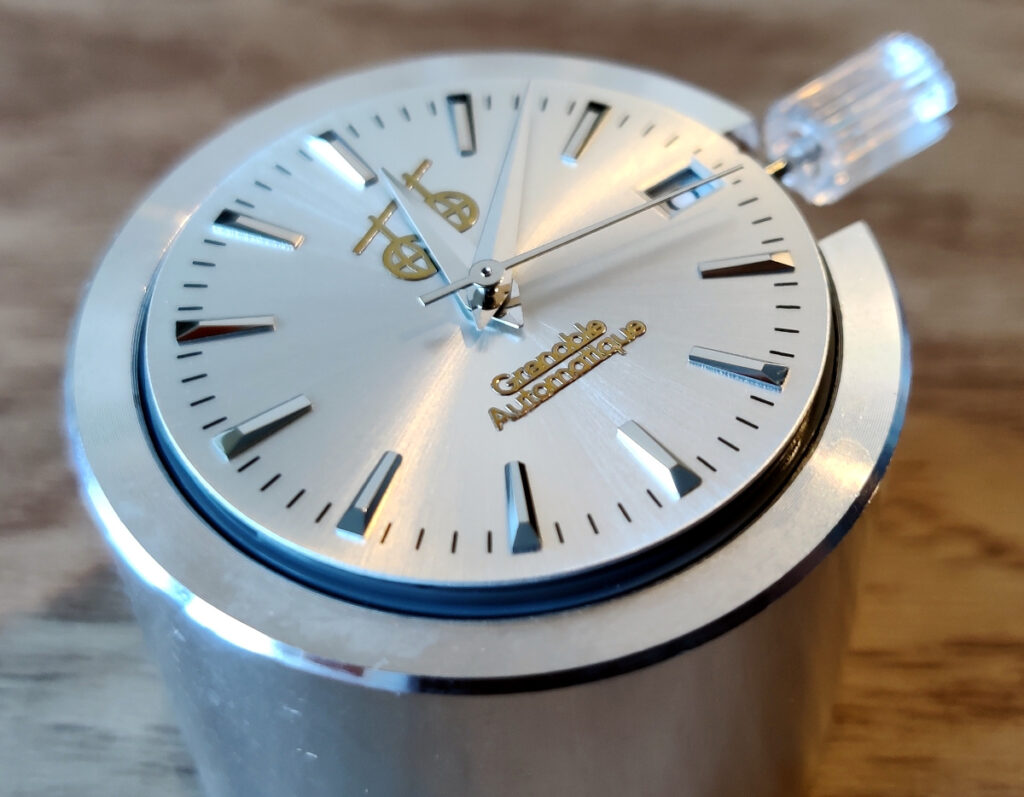 gre-auto-logo-cadran-soleille-montage Cadran de montre blanc, monté sur un mouvement avec des aiguilles, sans boitier