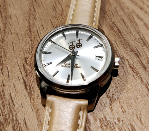 Montre référence MG24 posée à plat sur un support en bois
