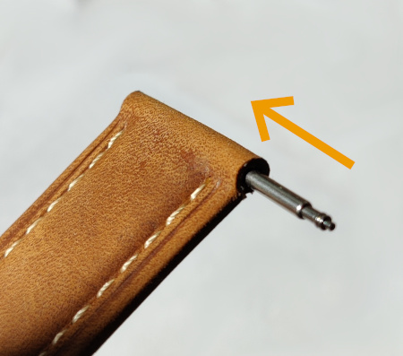 Insertion de la pompe dans le bout d'un bracelet