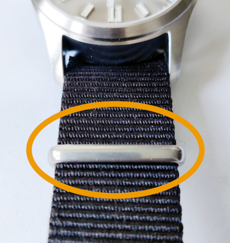 Passage d'une boucle dans un bracelet NATO
