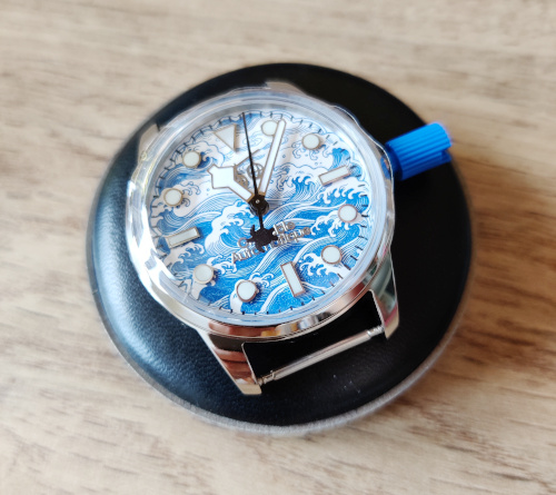 JG26 pendant la vérification de l’emboîtement, sans bracelet et dotée de sa couronne temporaire de couleur bleue
