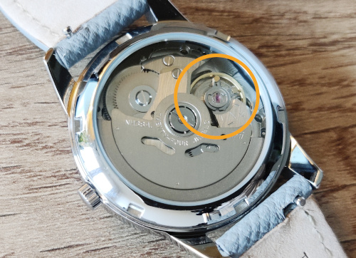 Montre JG26 vue de dos, le fond de boitier est vitré et laisse entrevoir le mouvement NH38